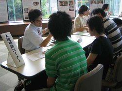 真剣に話を聞く学生