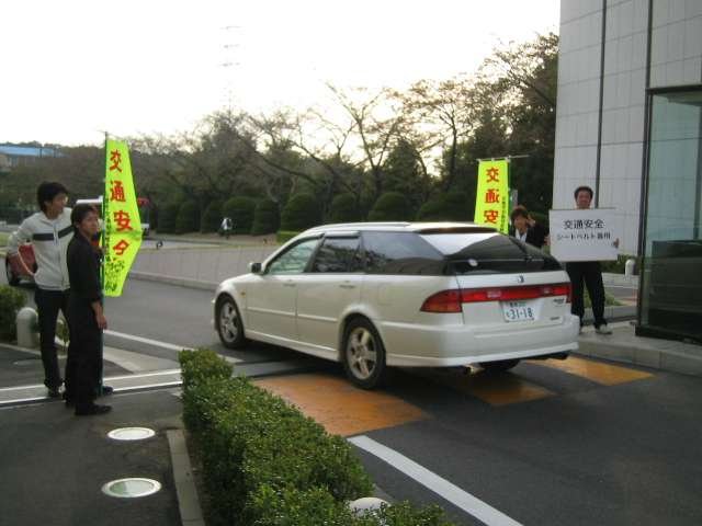 安全運転を呼び掛ける自動車部員