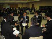 企業の担当者を囲んでの自由懇談会