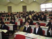 全員がスーツで臨む