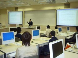 体験授業に真剣に参加する生徒の皆さん