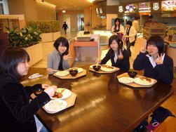 学食で昼食をとる生徒の皆さん