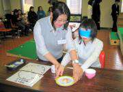 レストランでの接客を学ぶ