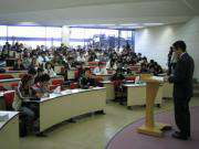 真摯に説明を受ける学生たち