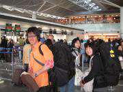 バックパックを背負って