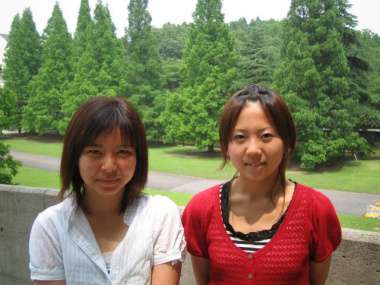 外国語学部 2年　 角出真理さん(左)、 柿森結さん(右)