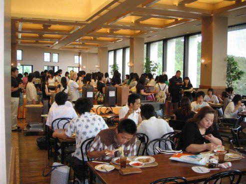 大盛況のランチバイキング（学生食堂）