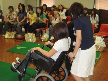 明るい雰囲気の中で...