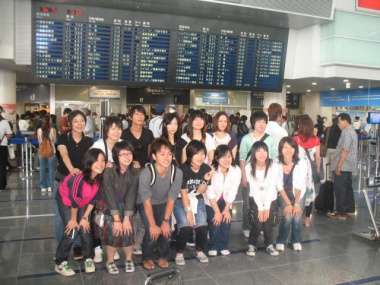 参加学生9名：中部国際空港にて