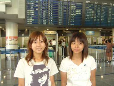 外国語学部2年　柿森結さんと角出真理さん