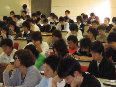 就職ガイダンスを真剣に受ける学生たち