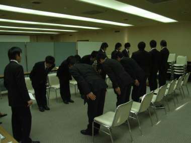 礼や立ち方・座り方の指導