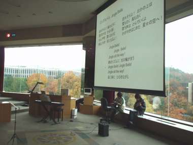 音系サークルの学生の演奏