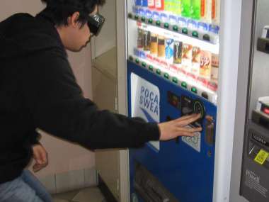 缶ジュースに決定。