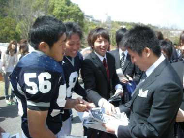 クラブから勧誘される新入生