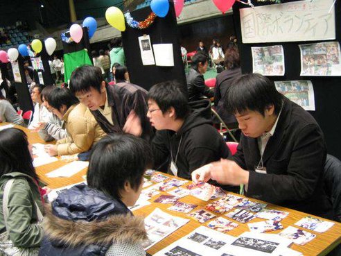 ブースにて写真を使って説明