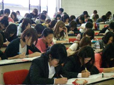 筆記問題に取組む学生