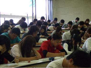 テストを受ける2年次学生