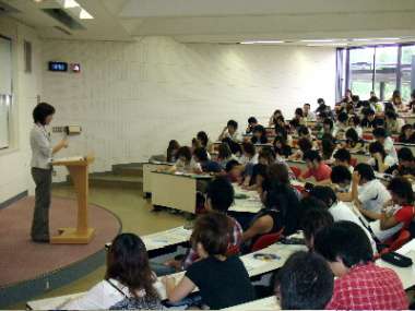 適性検査結果を見ながら解説を聞く学生