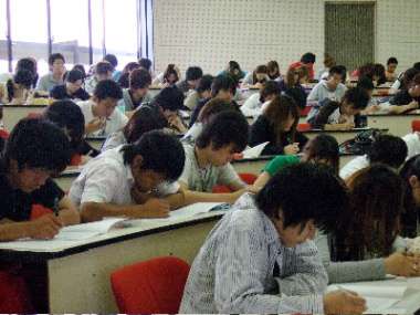 真剣にテストに臨む2年生