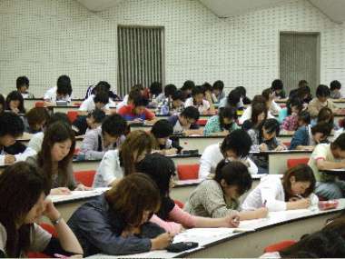 適性検査に取組む学生