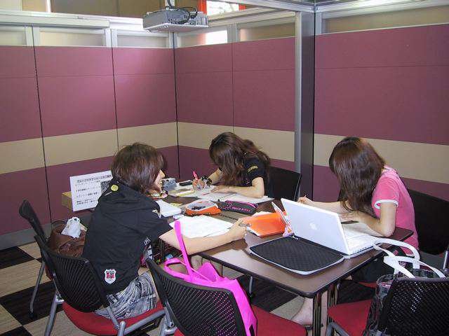 グループスタディルームで試験勉強する学生達
