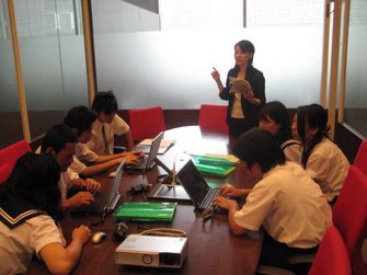 簿記の講義でのグループワーク風景