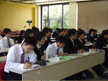 体験談を聞く学生