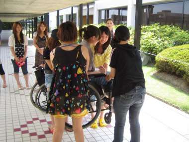 車いすを持ち上げる