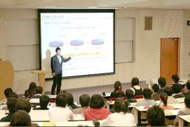 本学卒業生の三國さん