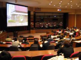 学生はまず日本学生支援機構が作成したビデオを見ました。