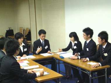 与えられたテーマについて討論する「模擬グループディスカッション」