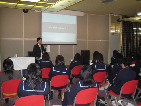 語学の学び方について真剣に聴いています。