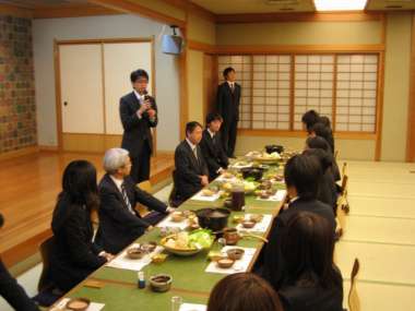 学生を代表して、学生会執行部会長岡本君の挨拶。
