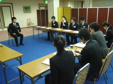 入室から退室まで本番さながらに行う「模擬個人面接」