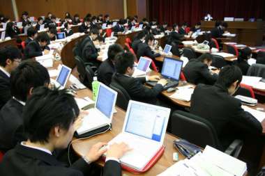 パソコンを使い課題に取り組む参加学生