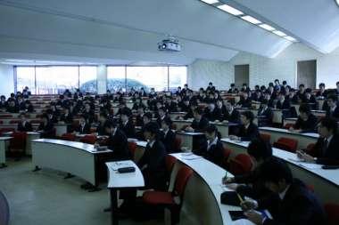 全員がスーツを着用し、採用担当者の説明に聞き入る