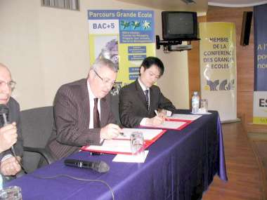 ESCAのGhorfi学長と本学SACの小澤さん