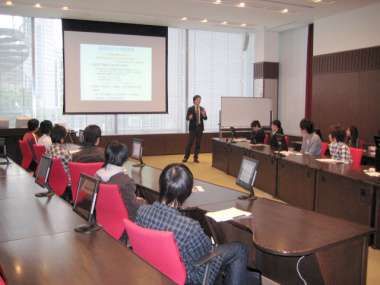 大学院の説明を聞く学生の皆さん