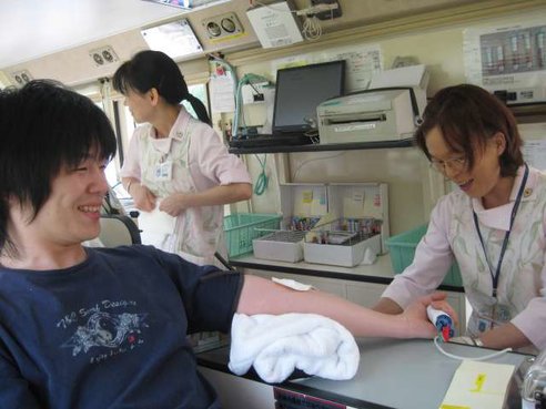 毎年学内で行われる献血には参加しています。