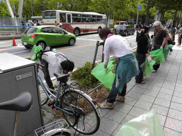 車道に捨てられているゴミを拾う様子