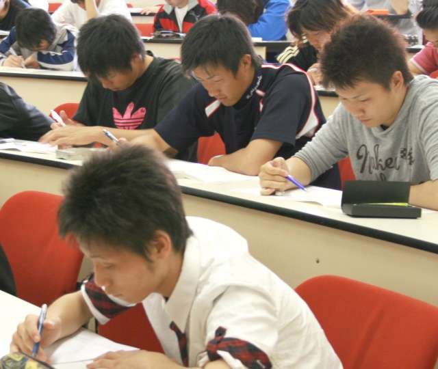 就職実力テストを受ける学生の皆さん