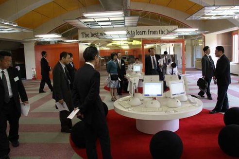 情報センターを見学される高校の先生方