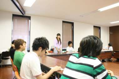 自分の意見を発表する学生