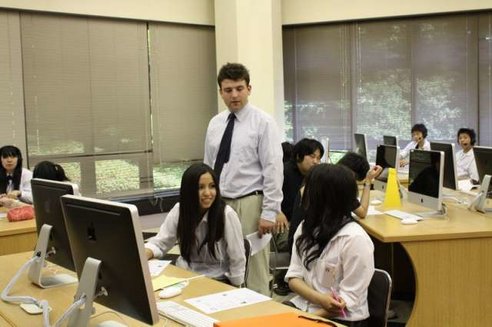 最新の語学学習システム「PC@LL」を使った体験授業