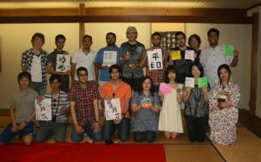 ボランティアと集合写真　皆さん意外に(?)上手く書けてますね!