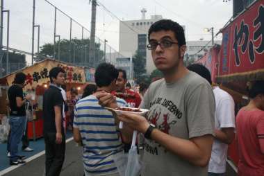 焼き鳥を片手にOmar君