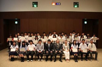 修了式後の集合記念写真