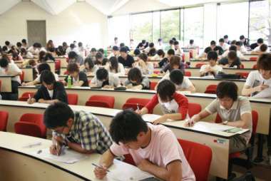 真剣に取り組む学生