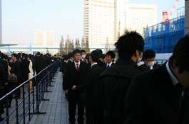 早くから開場を待つ学生のみなさん